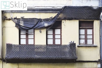Zabezpieczenie ludzi przed spadającymi dachówkami | Sklep z zabezpieczającymi siatkami na stare dachy