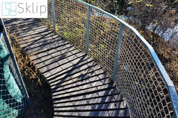 Bezpieczne schody - siatka do mocowania na barierkach | Sklep z zabezpieczającymi siatkami na schody