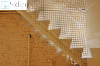 Siatki na schody są z materiału, który sprawdzi się na zewnątrz i w domu | Sklep z zabezpieczającymi siatkami na schody