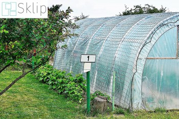Foliak ogrodowy - Wzmocnienie tunelu foliowego przed wiatrem | Sklep z zabezpieczającymi siatkami do tuneli foliowych