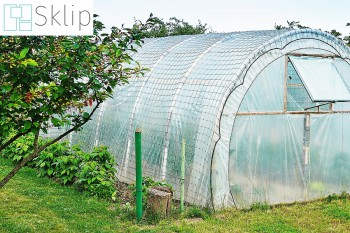 Zabezpieczenie foli na tunelu dla uprawy warzyw przed wiatrem | Sklep z zabezpieczającymi siatkami do tuneli foliowych