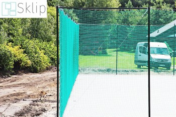 Zabezpieczenie boiska w ogrodzie domowym siatką na łapacz piłek | Sklep z siatkami do łapaczy piłek na ogród