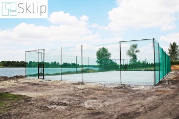 Siatki montowane na ogrodzeniu boiska do piłki nożnej | Sklep z ogrodzeniami na boisk sportowe