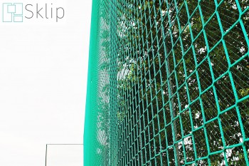 Zielona i nie tylko, siatka na ogrodzenie boiska w szkole | Sklep z ogrodzeniami na boisk sportowe