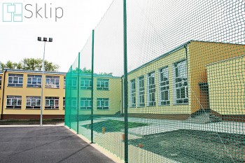 Wytrzymała siatka na boisko szkolne do piłkochwytów | Sklep z piłkochwytami z siatek