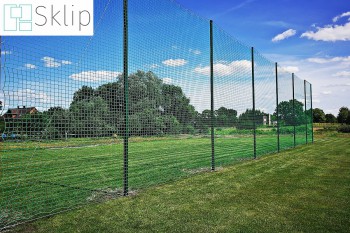 Mocna i gruba siatka na piłkochwyty wieszana na boisku w szkole | Sklep z piłkochwytami z siatek