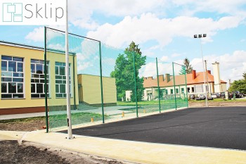 Mocna i gruba siatka na piłkochwyty wieszana na boisku w szkole | Sklep z piłkochwytami z siatek