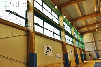 Siatki do zabezpieczenia okien w hali sportowej | Sklep zabezpieczeniami z siatek do hali sportowej