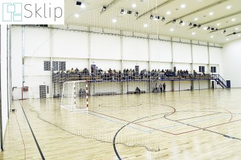 Łapacze piłek na ściany i kotary dzielące hale sportową | Sklep zabezpieczeniami z siatek do hali sportowej