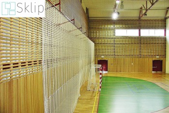 Zabezpieczenie ściany na hali sportowej piłkochwytem | Sklep zabezpieczeniami z siatek do hali sportowej
