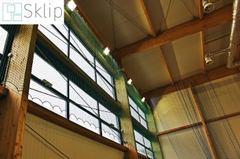 Najlepsza siatka zabezpieczająca witryny okienne na hali sportowej | Sklep zabezpieczeniami z siatek do hali sportowej